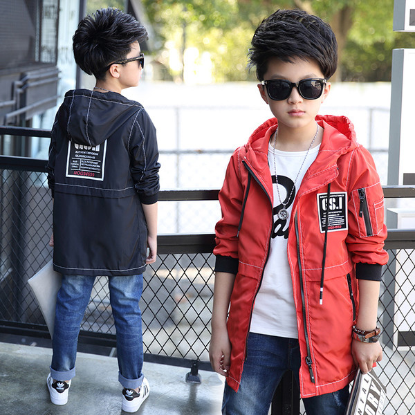 Μακρύ μπουφάν για αγόρια με κουκούλα και εκτυπώσεις σε τρία χρώματα