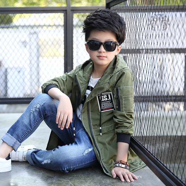 Μακρύ μπουφάν για αγόρια με κουκούλα και εκτυπώσεις σε τρία χρώματα