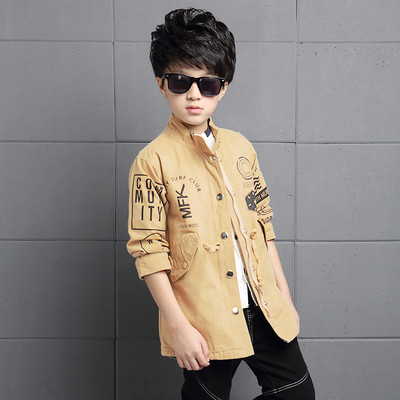 Κομψό και μακρύ μπουφάν για αγόρια με δίχρωμες εφαρμογές