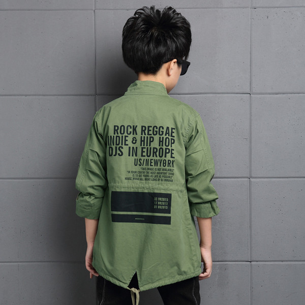 Κομψό και μακρύ μπουφάν για αγόρια με δίχρωμες εφαρμογές