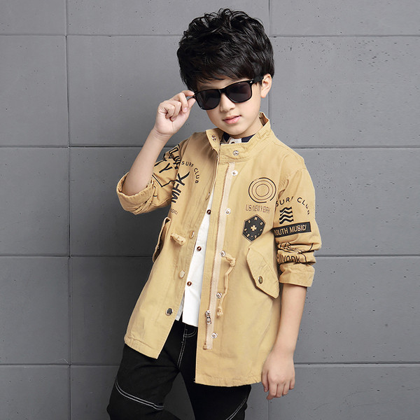 Κομψό και μακρύ μπουφάν για αγόρια με δίχρωμες εφαρμογές