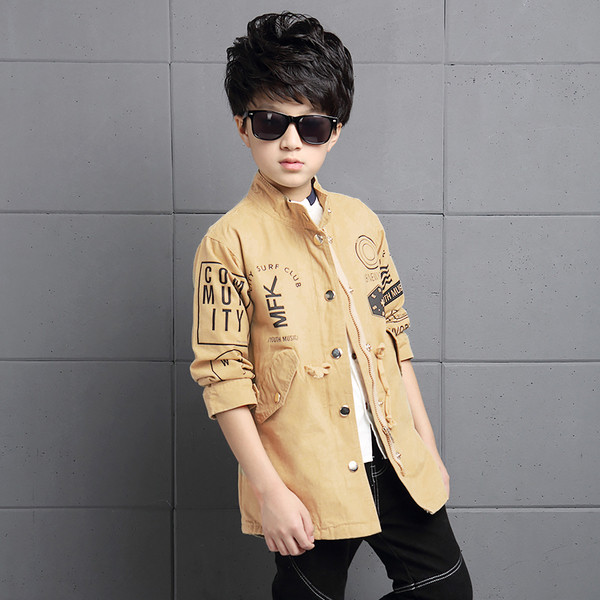 Κομψό και μακρύ μπουφάν για αγόρια με δίχρωμες εφαρμογές