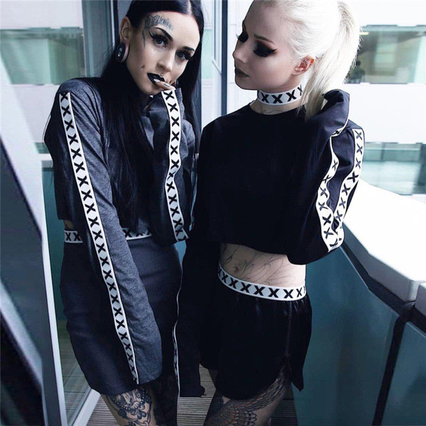 Κομψή γυναικεία μπλούζα κοντή  σε μαύρο χρώμα