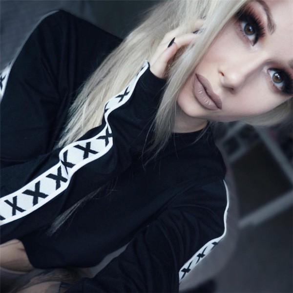 Κομψή γυναικεία μπλούζα κοντή  σε μαύρο χρώμα