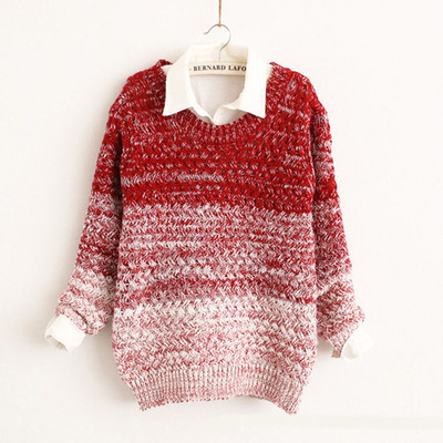 Цветен дамски пуловер в преливащи цветове, подходящ за студените дни