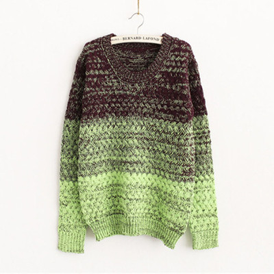 Цветен дамски пуловер в преливащи цветове, подходящ за студените дни