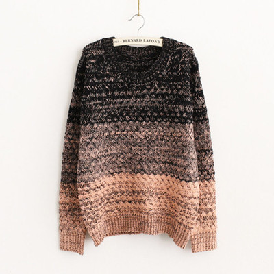 Цветен дамски пуловер в преливащи цветове, подходящ за студените дни