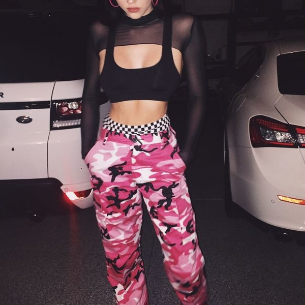 Κομψή, διαφανή γυναικεία μπλούζα με μακριά μανίκια και πολύ μικρό μήκος - πάνω από το στήθος