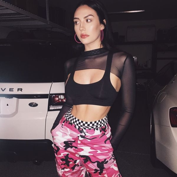 Κομψή, διαφανή γυναικεία μπλούζα με μακριά μανίκια και πολύ μικρό μήκος - πάνω από το στήθος