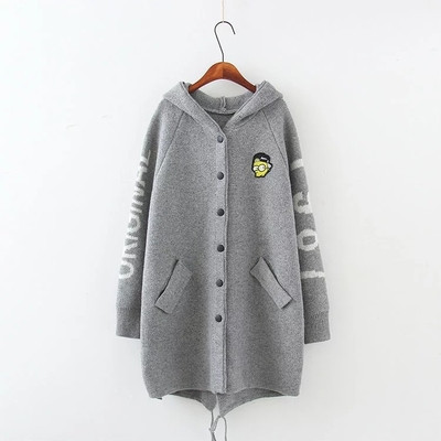 Сладка дамска плетена жилетка с джобове в сив и черен цвят и щампа