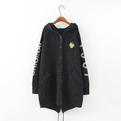 Сладка дамска плетена жилетка с джобове в сив и черен цвят и щампа