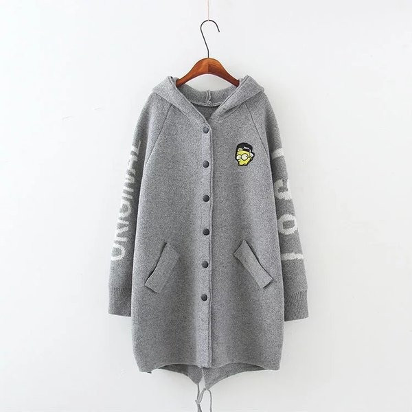 Сладка дамска плетена жилетка с джобове в сив и черен цвят и щампа