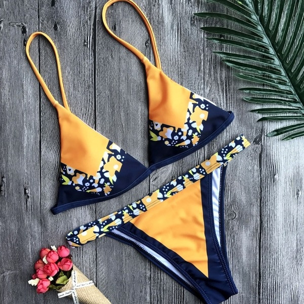 Μοντέρνο γυναικείο μαγιό από δύο μέρη