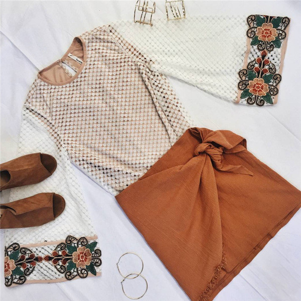 Γυναικεία καθημερινή μπλούζα σε μοντέλο με floral κεντήματα