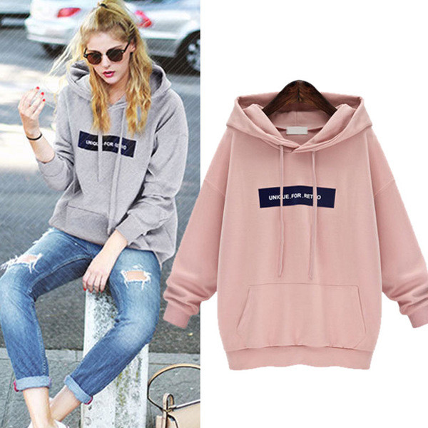 Αθλητικό γυναικείο φούτερ με κουκούλα και τσέπη σε γκρι και μαύρο χρώμα