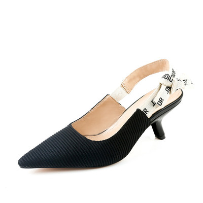 Κομψά γυναικεία παπούτσια - απότομη με επιγραφή, με ελαφρό τακούνι