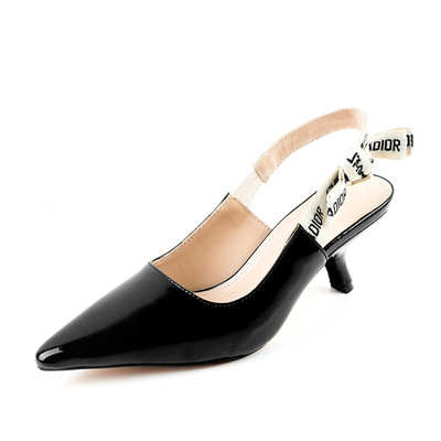 Κομψά γυναικεία παπούτσια - απότομη με επιγραφή, με ελαφρό τακούνι