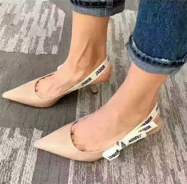 Κομψά γυναικεία παπούτσια - απότομη με επιγραφή, με ελαφρό τακούνι 