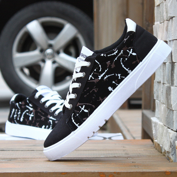 Κομψά πάνινα ανδρικά παπούτσια σε τρεία χρόματα , κατάλληλα για τη καθημερινή ζωή