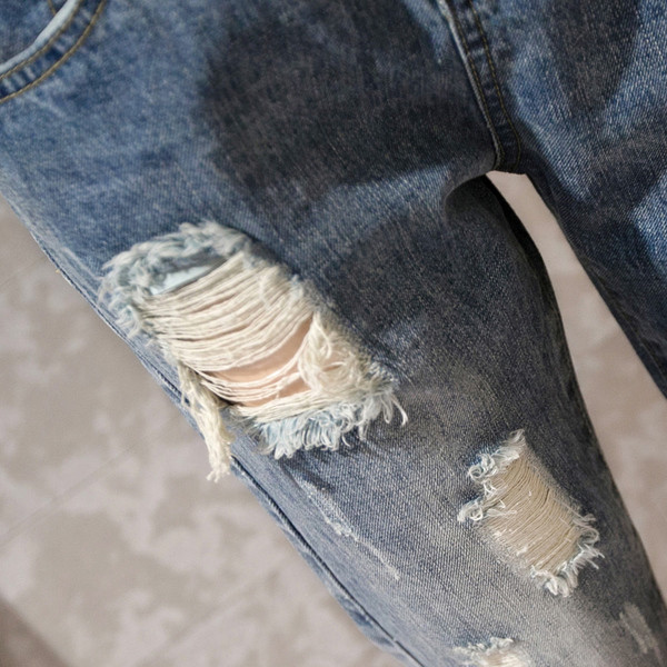 Κομψά γυναικεία τζιν με ψηλή  μέση κατάλληλα γιατη  καθημερινή ζωή