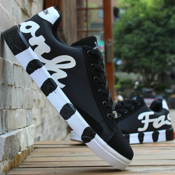 Ανδρικά πάνινα παπούτσια σε τρεις χρωματικές αποχρώσεις με επιγραφή κατάλληλα για τη καθημερινή ζωή