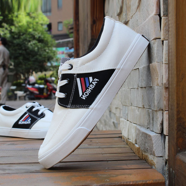 Κομψά πάνινα ανδρικά παπούτσια  με επιγραφές σε λευκό, μπλε και μαύρο