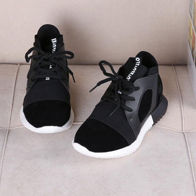 Όμορφα πάνινα αθλητικά γυναικεία παπούτσια  κατάλληλα για τη καθημερινή ζωή και αθλητισμό, σε κόκκινο και μαύρο χρώμα