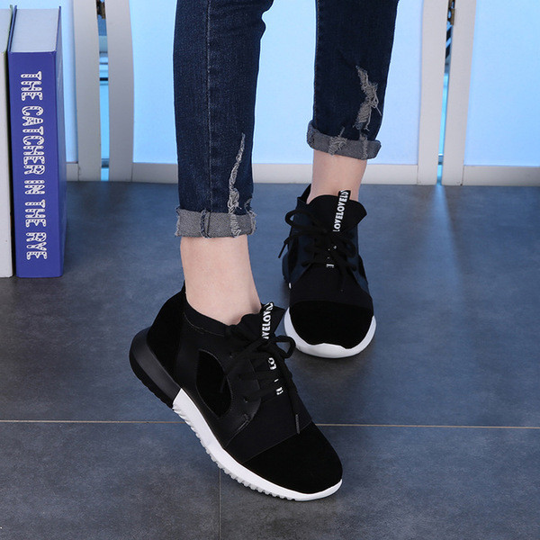 Όμορφα πάνινα αθλητικά γυναικεία παπούτσια  κατάλληλα για τη καθημερινή ζωή και αθλητισμό, σε κόκκινο και μαύρο χρώμα