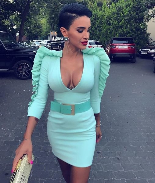 Πολύ ενδιαφέρον και κομψό γυναικείο φόρεμα με βαθύ ντεκολτέ και εξαιρετικά 3/4 κοντό μανίκι