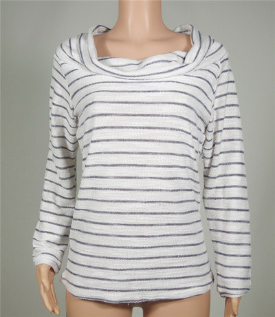 Πολύ κομψό καθημερινό γυναικείο πουλόβερ με γυμνούς ώμους και απλές ρίγες