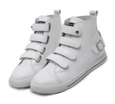 Πολύ άνετες και απλές γυναικεα παπούτσια με επίπεδη σόλα και ενδιαφέρουσες ζώνες στερέωσης