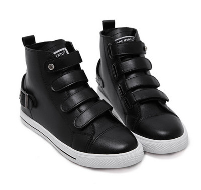 Πολύ άνετες και απλές γυναικεα παπούτσια με επίπεδη σόλα και ενδιαφέρουσες ζώνες στερέωσης