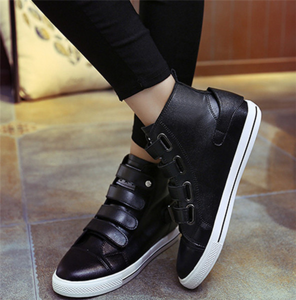 Πολύ άνετες και απλές γυναικεα παπούτσια  με επίπεδη σόλα και ενδιαφέρουσες ζώνες στερέωσης