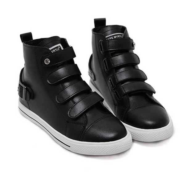 Πολύ άνετες και απλές γυναικεα παπούτσια  με επίπεδη σόλα και ενδιαφέρουσες ζώνες στερέωσης