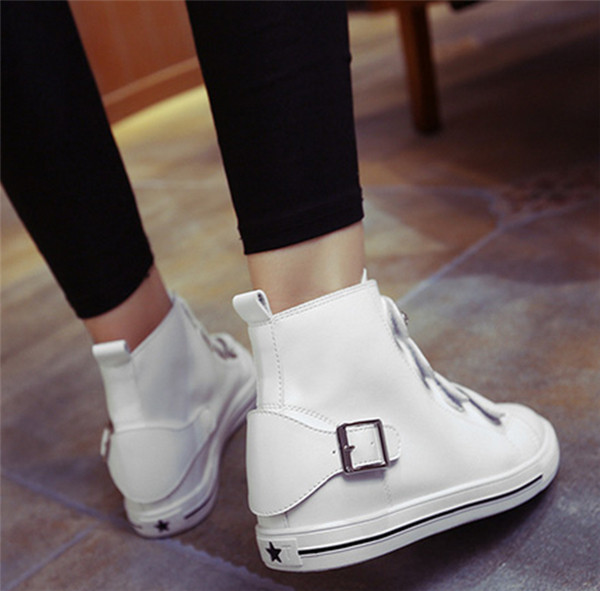 Πολύ άνετες και απλές γυναικεα παπούτσια  με επίπεδη σόλα και ενδιαφέρουσες ζώνες στερέωσης