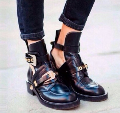 Τρέχουσες και πολύ κομψές γυναικείες  μπότες σε μαύρο χρώμα με ενδιαφέρουσες πόρπες