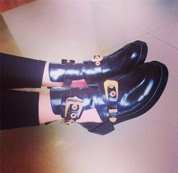 Актуални и много стилни дамски боти в черен цвят с интересни катарами 