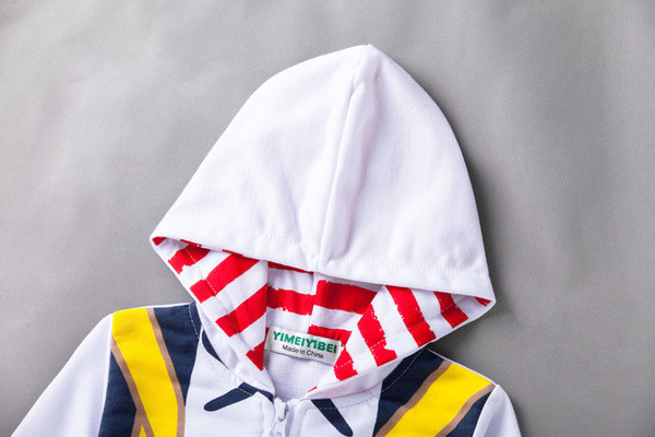 Παιδικό φούτερ  σε λευκό χρώμα  και πολύχρωμη διακόσμηση με κουκούλα