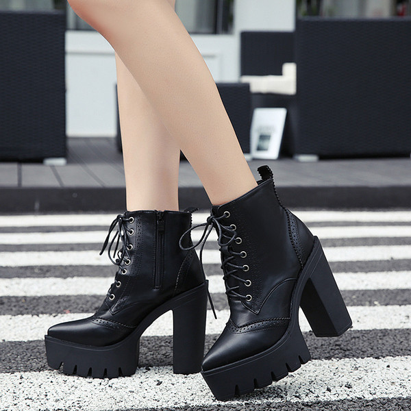 Γυναικεία παπούτσια με  ψηλά τακούνια και με αντιολισθητική χονδρή πλατφόρμα και εγκάρσιες ζεύξεις