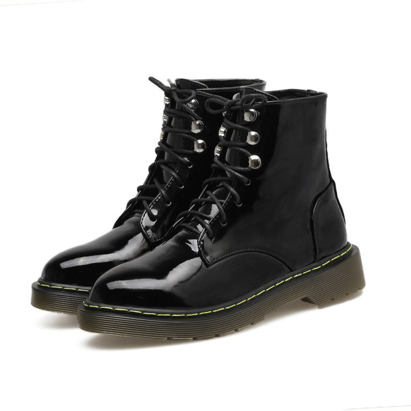 Семпли и стилни дамски ежедневни боти с неплъзгаща се подметка и лачени мотиви