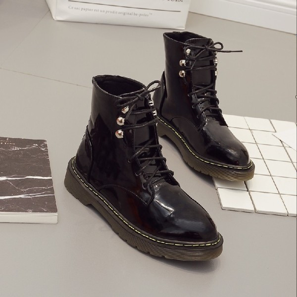 Семпли и стилни дамски ежедневни боти с неплъзгаща се подметка и лачени мотиви