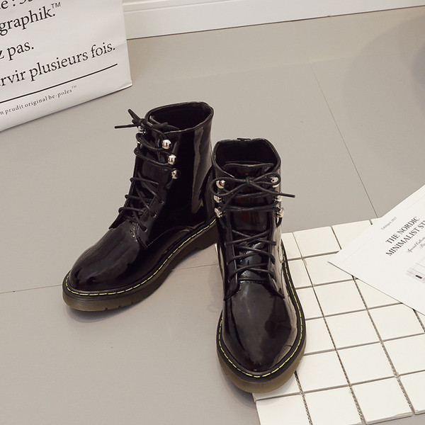 Семпли и стилни дамски ежедневни боти с неплъзгаща се подметка и лачени мотиви