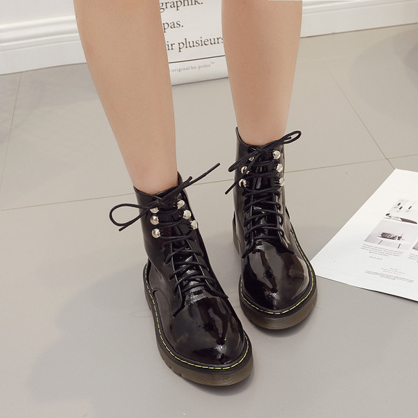 Семпли и стилни дамски ежедневни боти с неплъзгаща се подметка и лачени мотиви