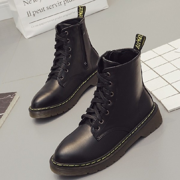 HIT! Μαύρες  γυναικείες μπότες ς με μη ολισθηρό χοντρό πέλμα, σταυροί δεσμοί και ύψος μέχρι το αστραγάλου