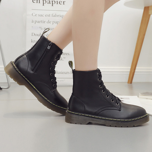 HIT! Μαύρες  γυναικείες μπότες ς με μη ολισθηρό χοντρό πέλμα, σταυροί δεσμοί και ύψος μέχρι το αστραγάλου