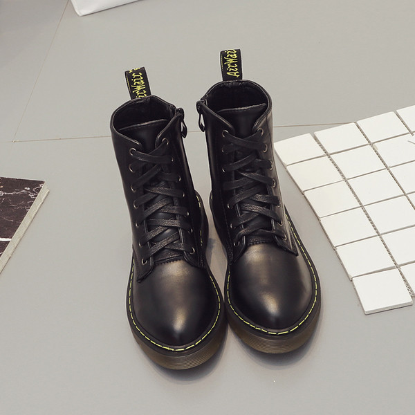 HIT! Μαύρες  γυναικείες μπότες ς με μη ολισθηρό χοντρό πέλμα, σταυροί δεσμοί και ύψος μέχρι το αστραγάλου