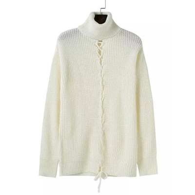 Γυναικείο casual και μαλακό πουλόβερ με μισό γιακά και ενδιαφέρουσες κομψές διασταυρώσεις σε όλο το μήκος της πλάτης