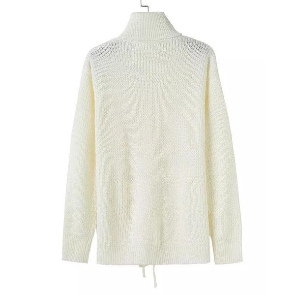 Γυναικείο casual και μαλακό πουλόβερ με μισό γιακά και ενδιαφέρουσες κομψές διασταυρώσεις σε όλο το μήκος της πλάτης