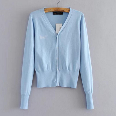 Μια υπέροχη απλή γυναικεία ζακέτα με κουμπιά κατάλληλη για τη καθημερινή ζωή