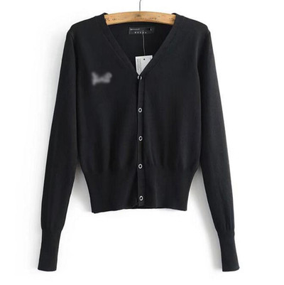 Μια υπέροχη απλή γυναικεία ζακέτα με κουμπιά κατάλληλη για τη καθημερινή ζωή